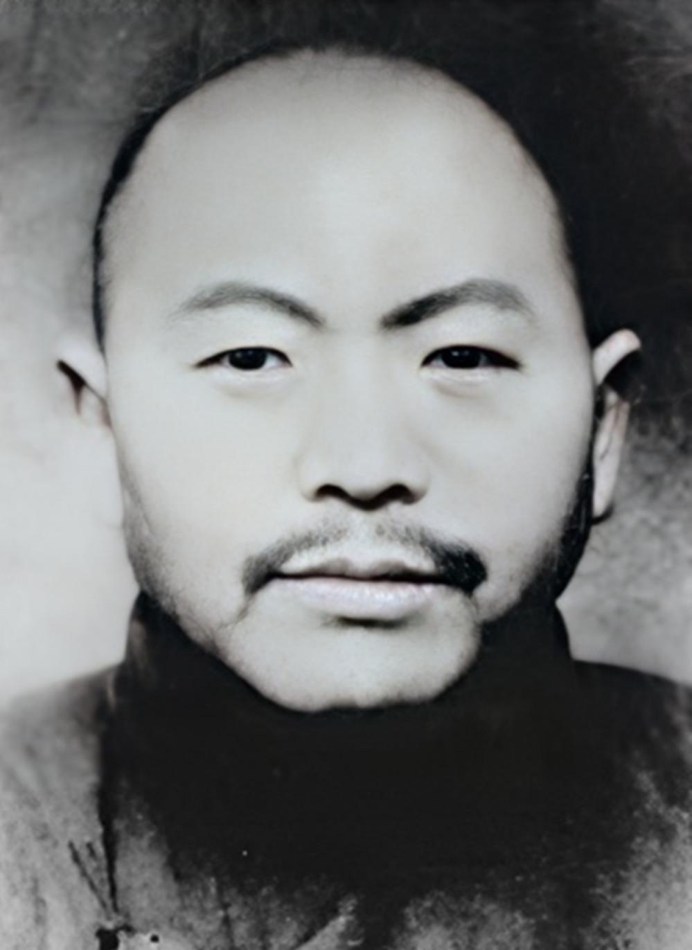 1941年，一个被称为“汉奸”的男人，黄标，展现了一种难以置信的英勇。在中国的抗