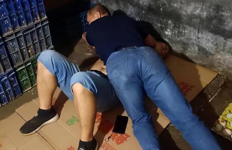 广西桂林，男子在库房整理货物时，发现小偷入室盗窃，男子当即就把小偷控制住，并报了