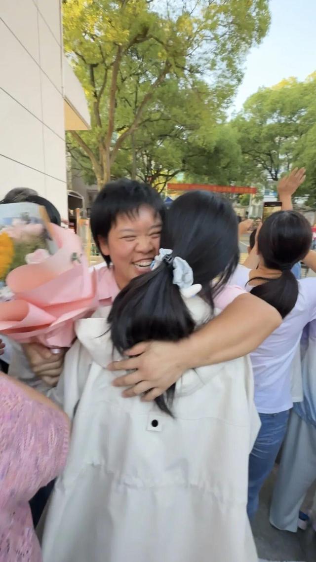 扛楼妈妈的女儿也参加高考，孩子特别懂事
衡阳祁东40岁单亲妈妈魏云桂，扛楼16年
