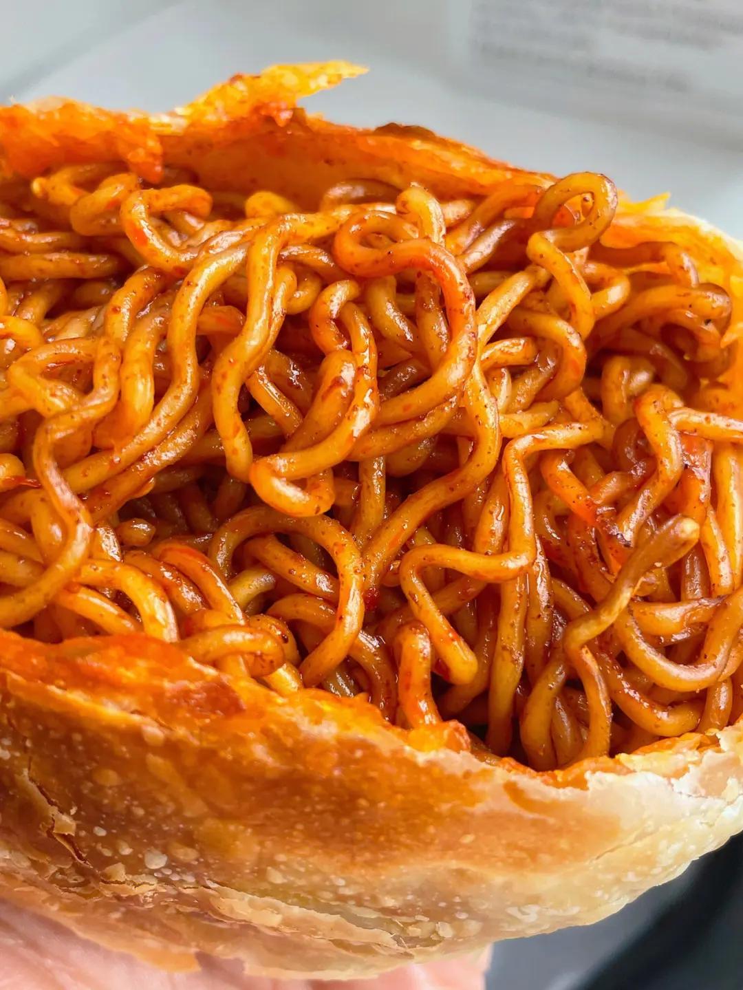 火鸡面和手抓饼这个吃法头一次见，做完连吃5个也不够！
[V5]最近特别火的一道美