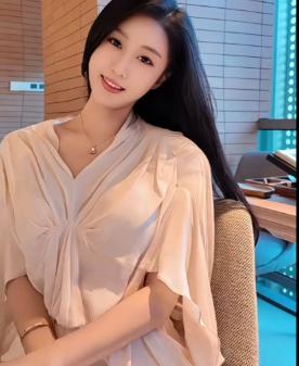 其实女人
都一个样
嘴上再硬再犟，
真被自己喜欢的人亲起来
瞬间就软了。
气可以