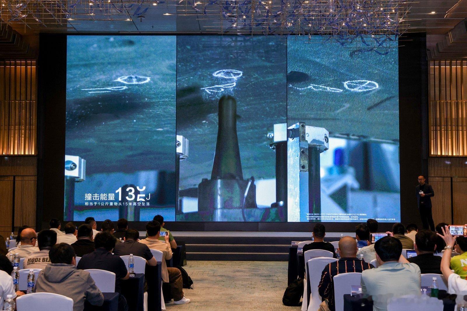 华为巨鲸电池平台 安全天花板来了🔥4月22日，鸿蒙智行官宣巨鲸电池平台升至战略