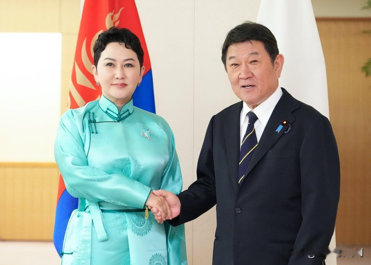 日本的蒙古情结。蒙古外长巴特策策格访问东京，会见日本外务大臣茂木敏充。

近代日