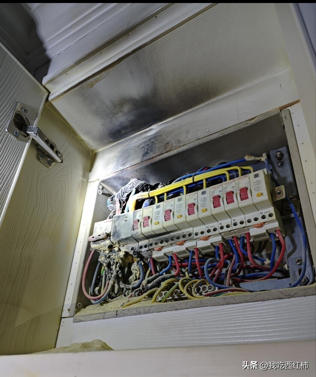 昨天晚上接近11点的时候我女儿说突然跳闸了，打开柜门发现有火苗了，然后一边给物业