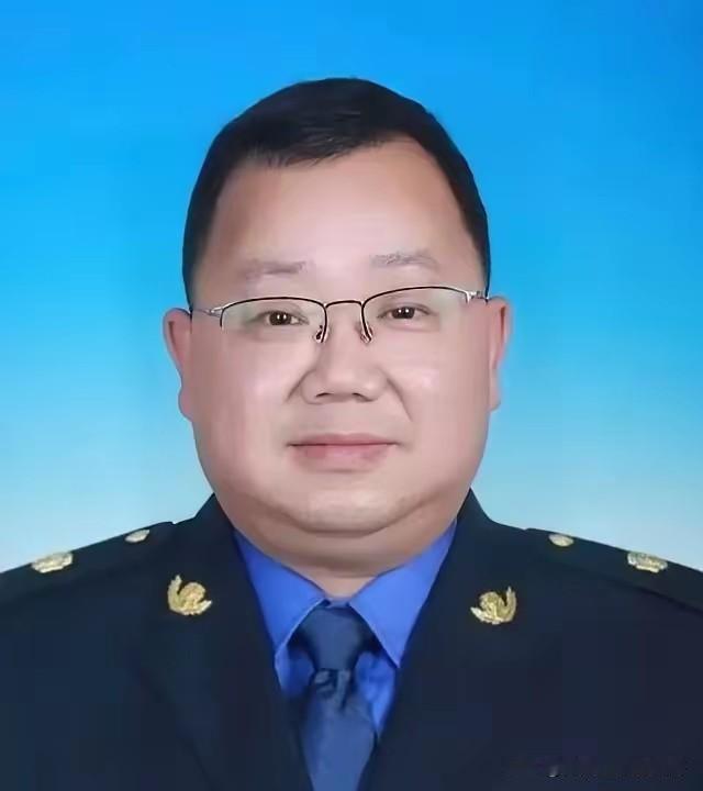 安徽一名副镇长因为穷得揭不开锅，偷偷跑去兼职开网约车，结果接单时被出租车司机当场