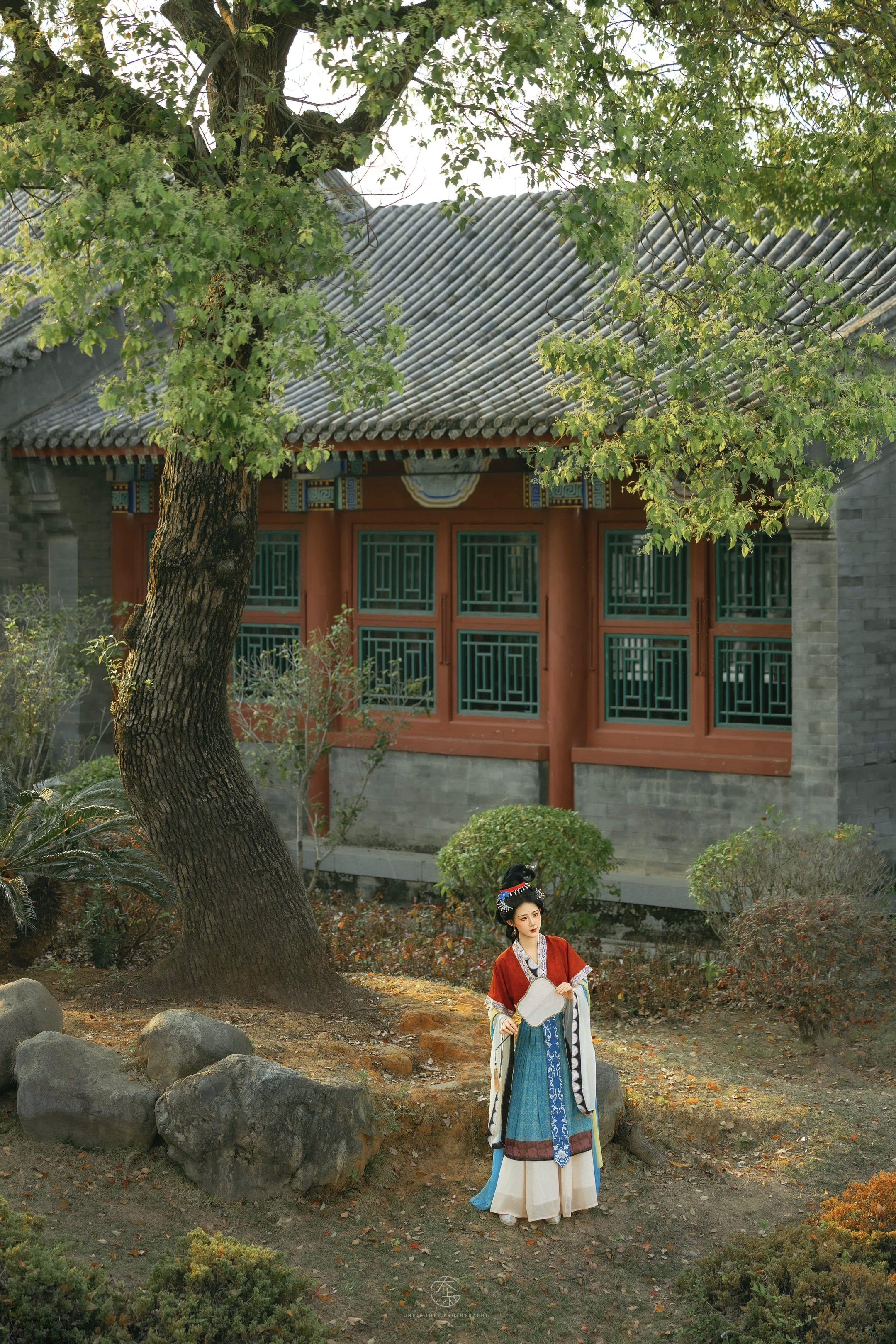 仕女图丨“翠扇恩疏，红衣香褪，翻成消歇”