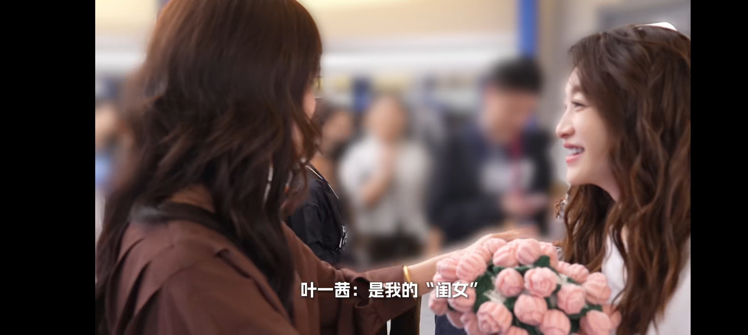 李小冉知道自己笑起来像森碟 叶一茜帮李小冉庆生，李小冉说很多人觉得她笑起来和森碟