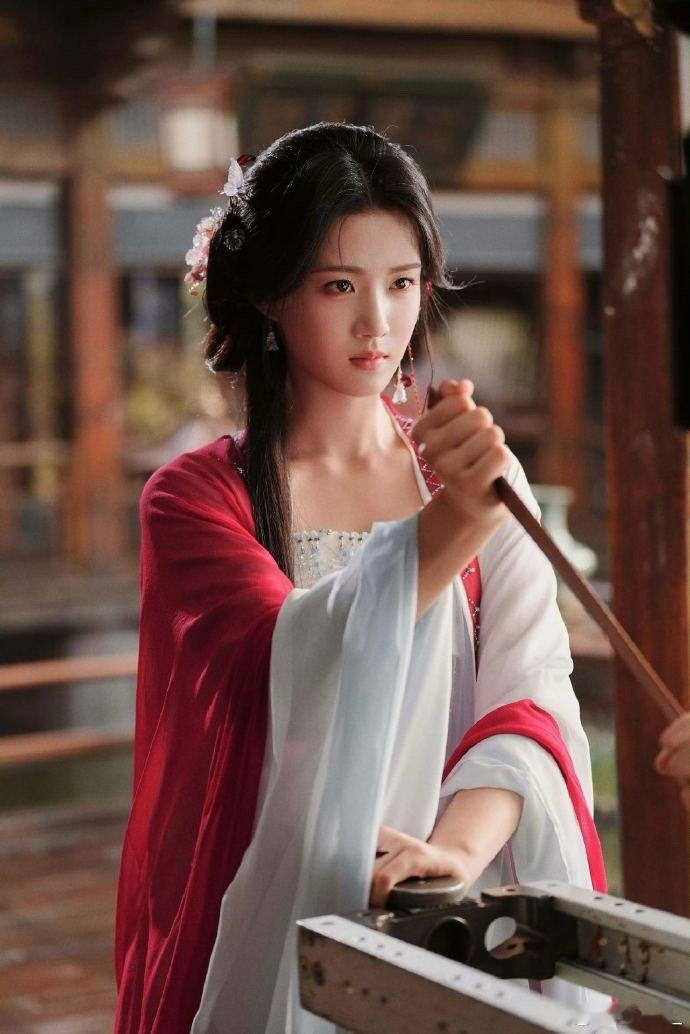 卢昱晓神女拉弓镜头 👖入青云好看、上头！发簪幻化成弓的设定本就惊艳，再加上卢昱
