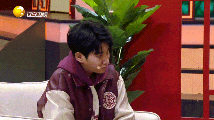 李宗恒辽宁春晚废话文学大师李宗恒真的太会整活了！短视频里的无厘头搞笑，在辽宁春晚