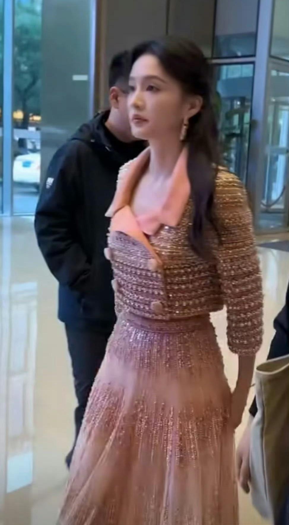 李沁真的不考虑换个造型师吗....记得给她不符合风格的裙子也不是一次两次了直播的