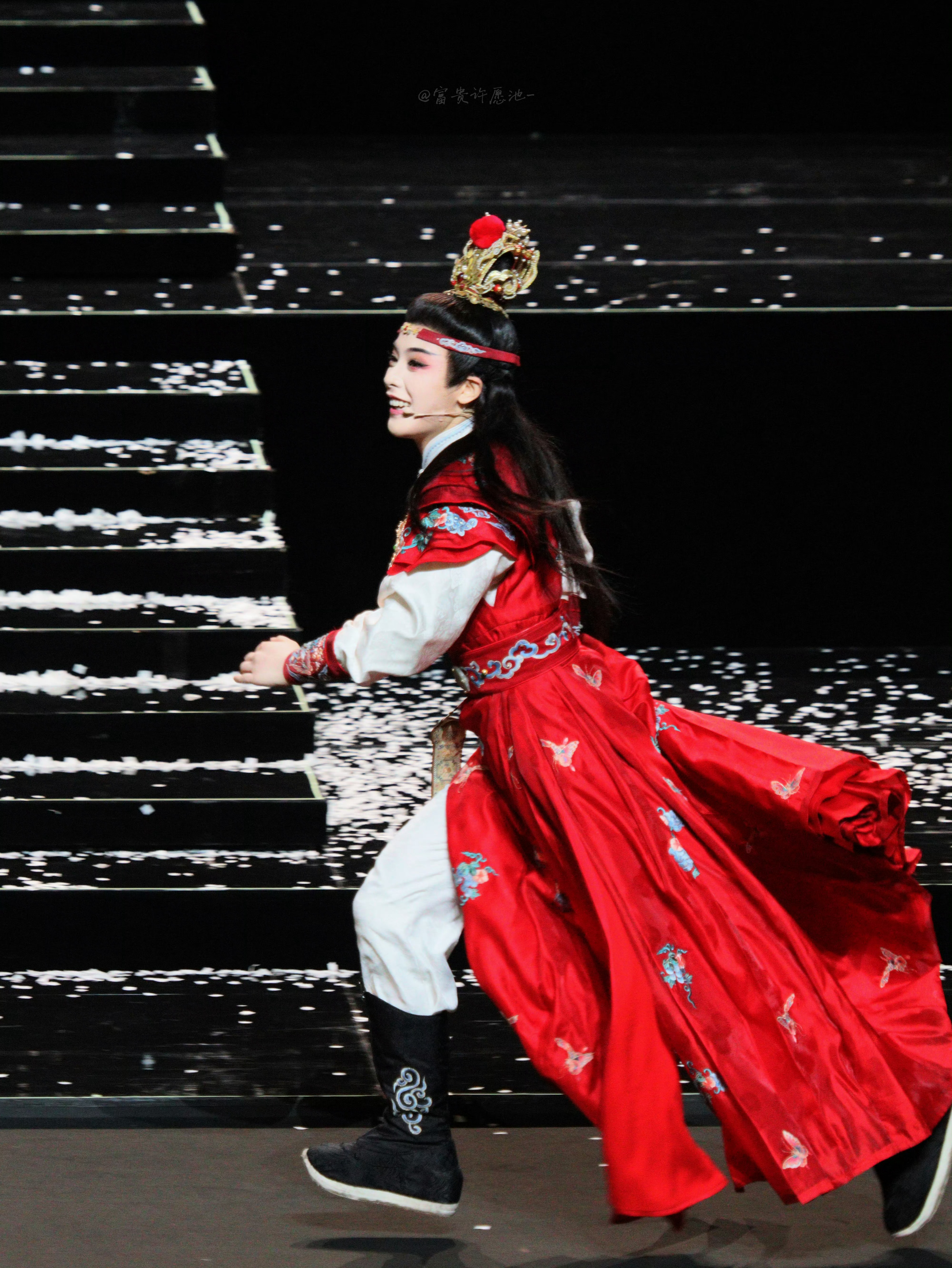 陈丽君滚台阶头朝下演唱好喜欢丽君撩起袍子肆意奔跑的样子小宝宝小宝宝 永远都这样意