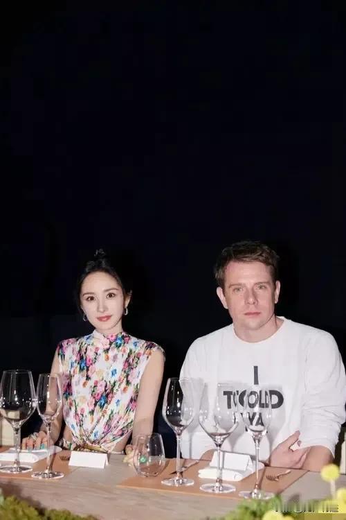 能和杨幂同桌而坐的这位老外一定非常荣幸……哈哈……哈哈！她可是有亿万粉丝的中国美