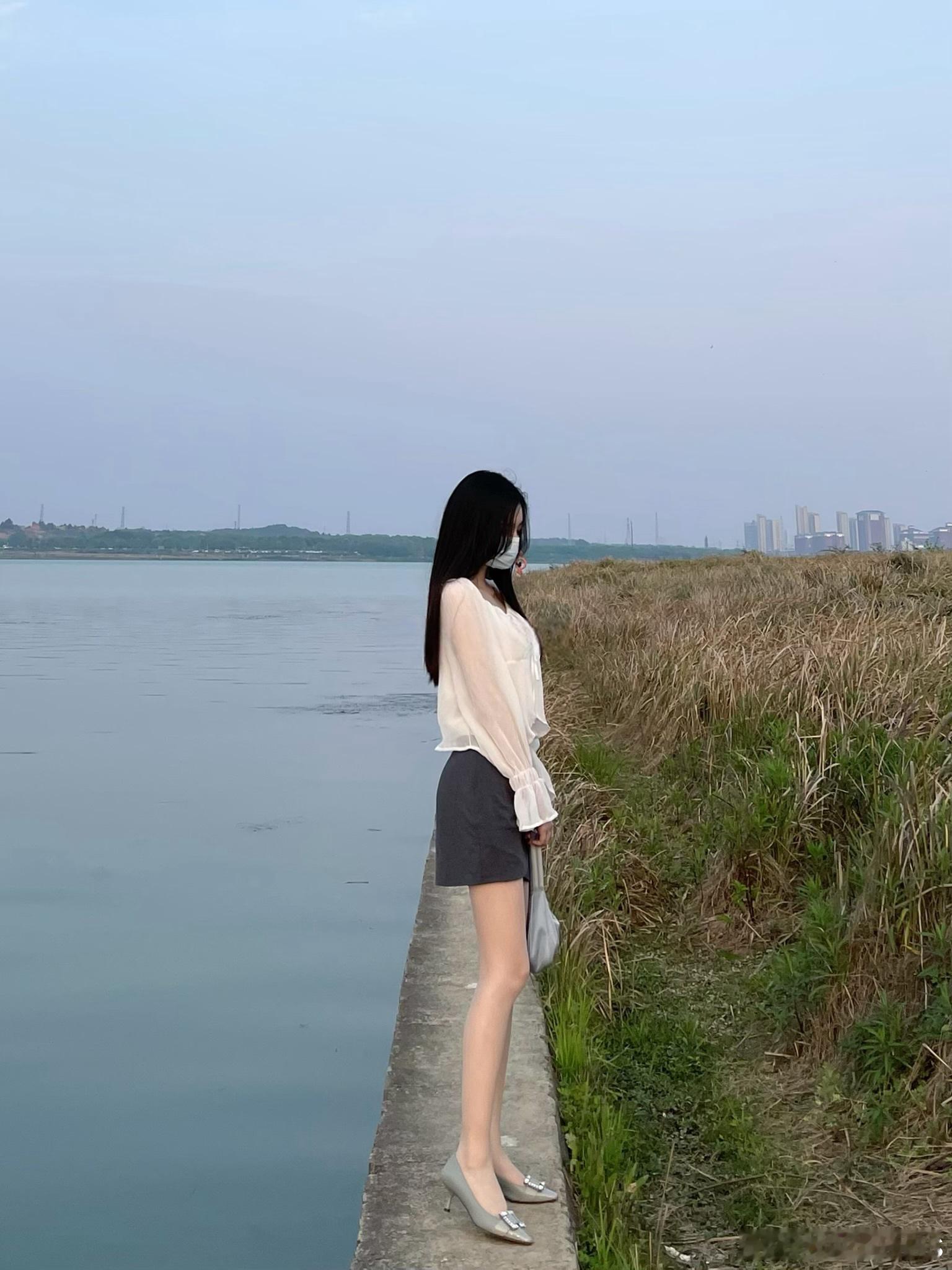 #绫##涞觅,不止丝滑##ootd# 你也会在河边等我吗[喵喵] ​​​