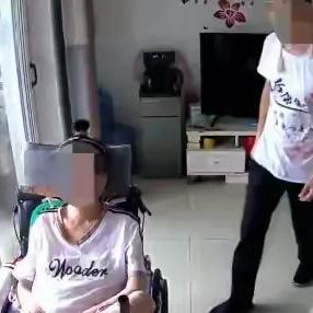 山东平阴，渐冻症女子雇佣了一位男护工，他曾经是女子的爱慕者，这次主动提出照顾她，
