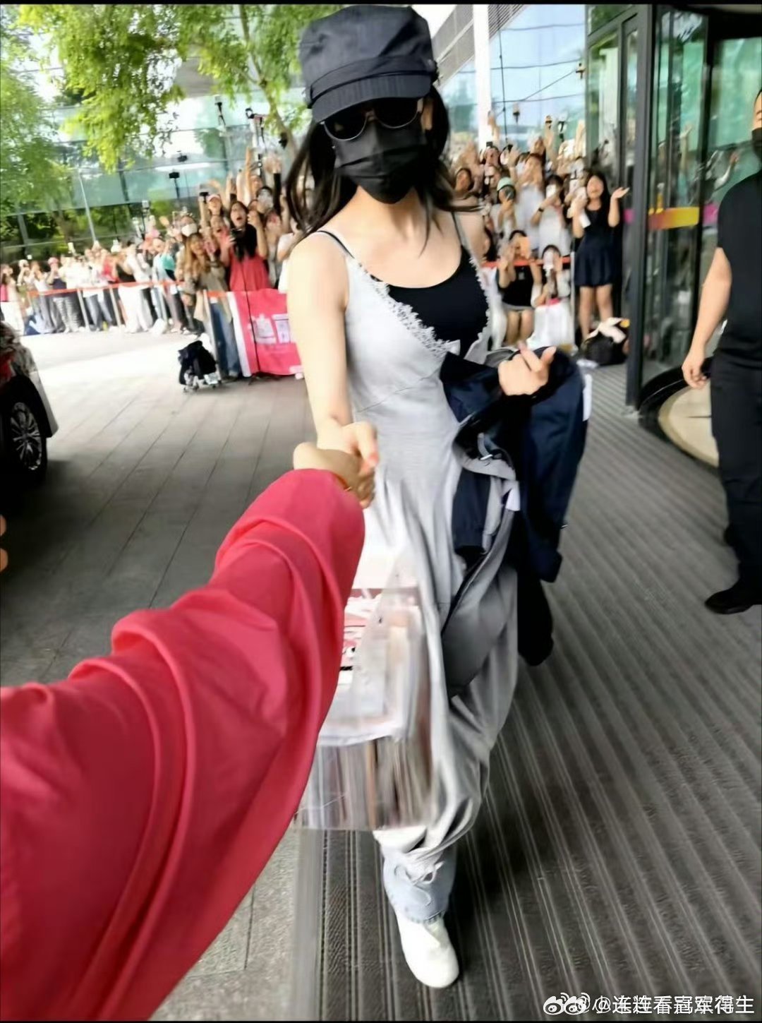 迪丽热巴开心了就小跳一下完全就是少女来的。真的太可爱了叭。 