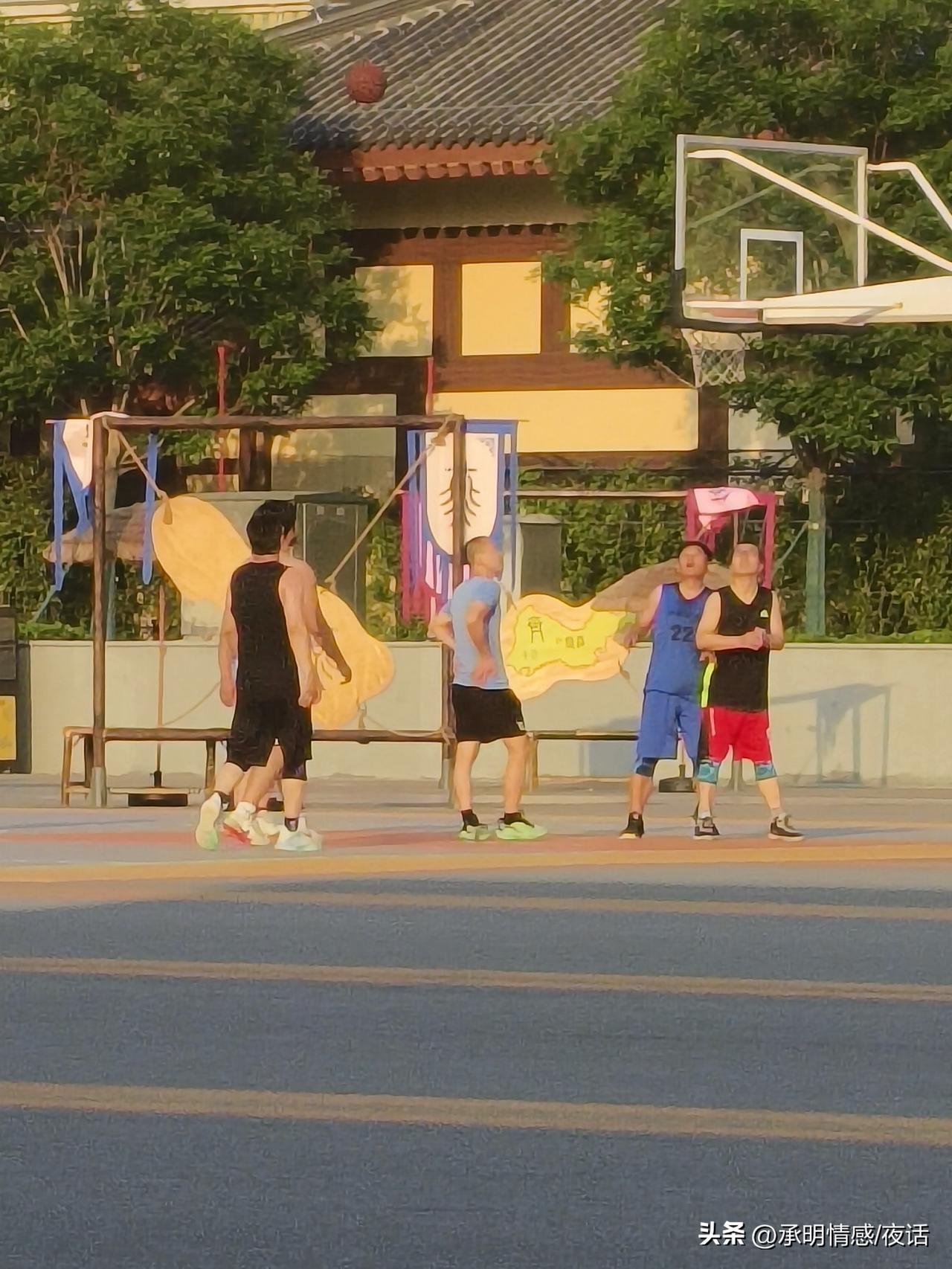 夕阳下的篮球赛，热血与青春的碰撞！露天篮球赛 夕阳篮球单挑