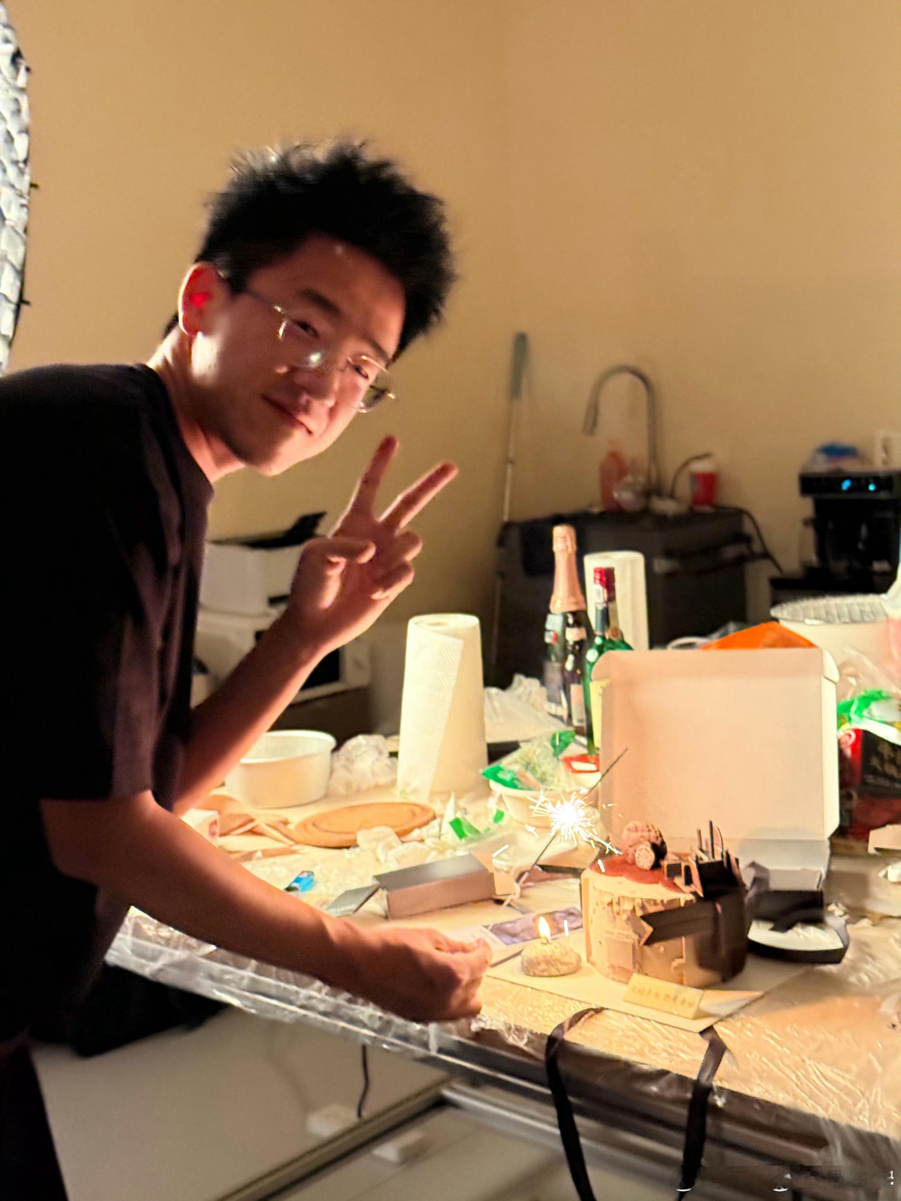 今天，圣诞节，也是平安夜更是抗美援朝长津湖战役胜利的日子我的好朋友，最好的兄弟 