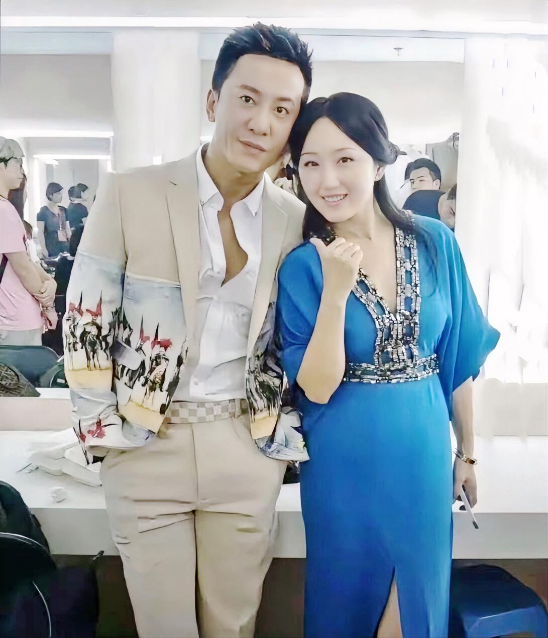 毛宁杨钰莹罕见同框合影，杨钰莹腹部状态，悄悄透露出真实年纪
