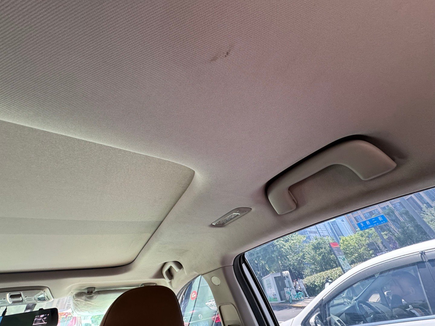 打车打了个广汽埃安S（我一直觉得这名极为拗口），我发现这车的顶棚隔热能力特别差，
