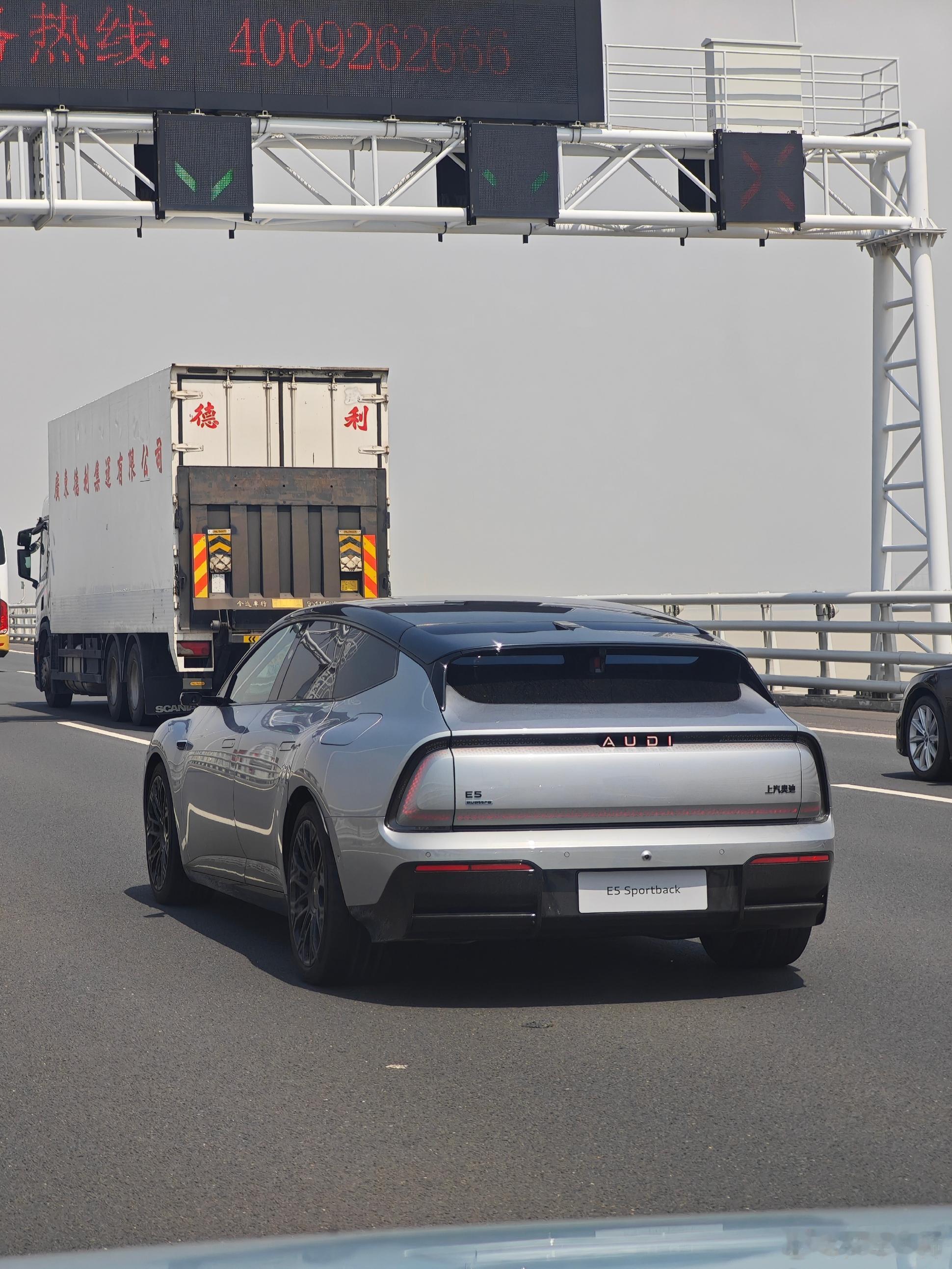 有网友拍到奥迪E5 Sportback实车，这款车号称融合了“奥迪品牌百年造车底