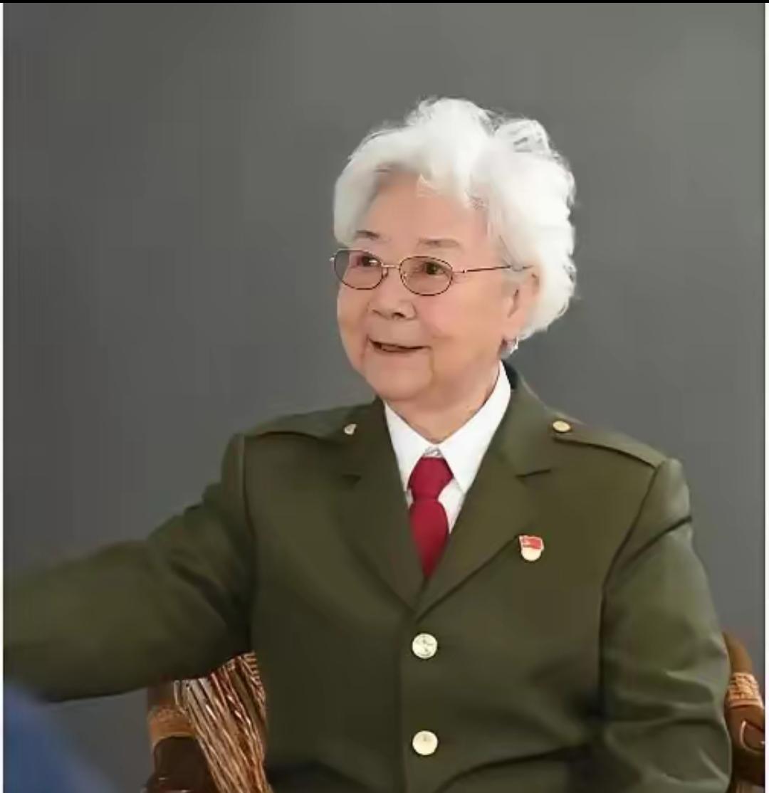 拿着每月三万块离休金的87岁老艺术家，本该在家含饴弄孙，结果却被人发现偷偷跑到影