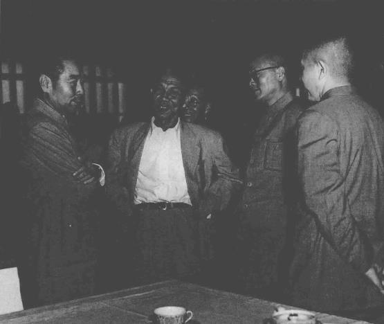 周恩来和周扬(右一)、范文澜(右二)、翦伯赞(右三)在一起交谈