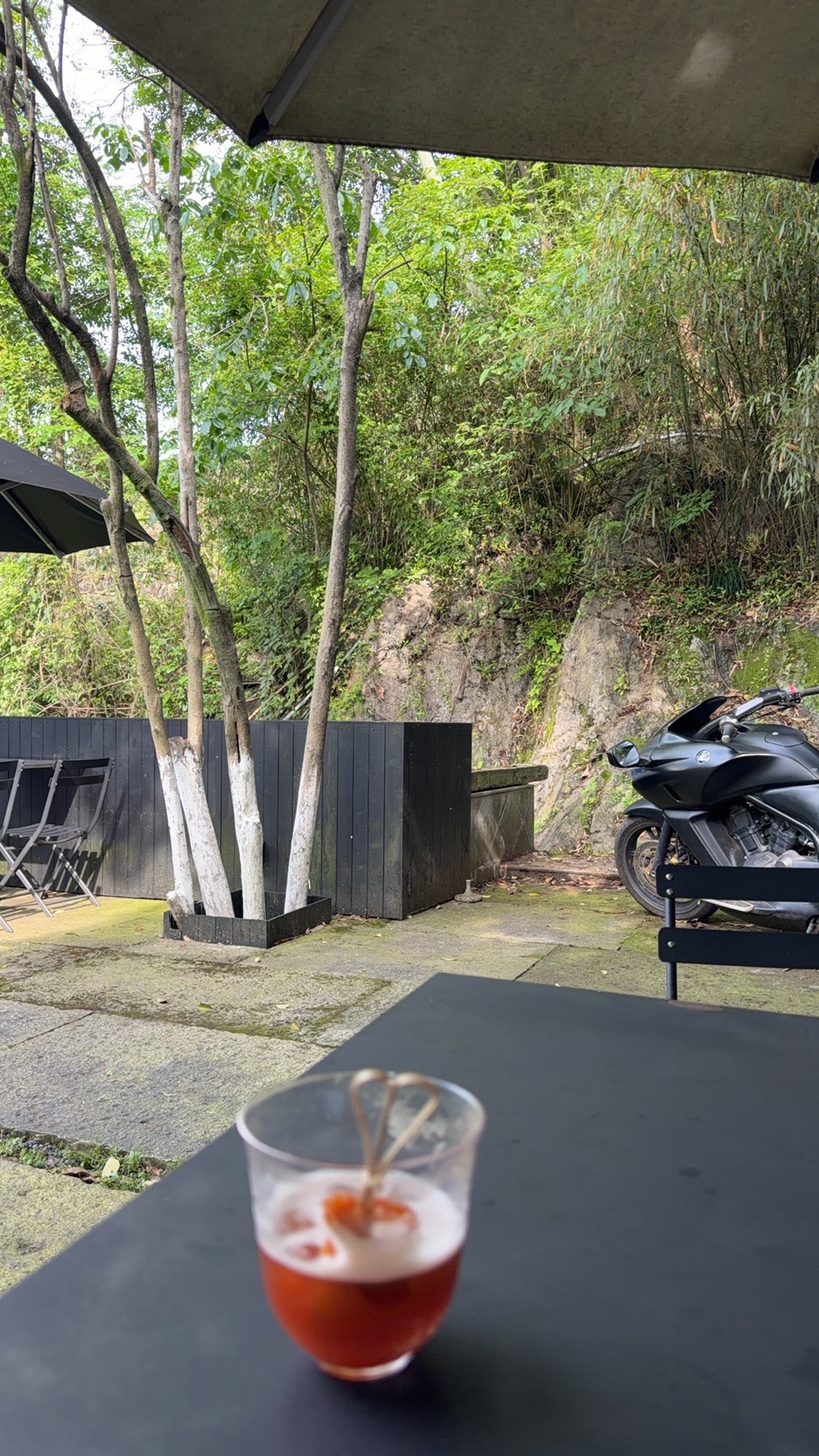 我在跟我几个朋友吃饭，原来都是篮球圈的朋友，现在全部去跑步了，而且都特别上瘾，聊