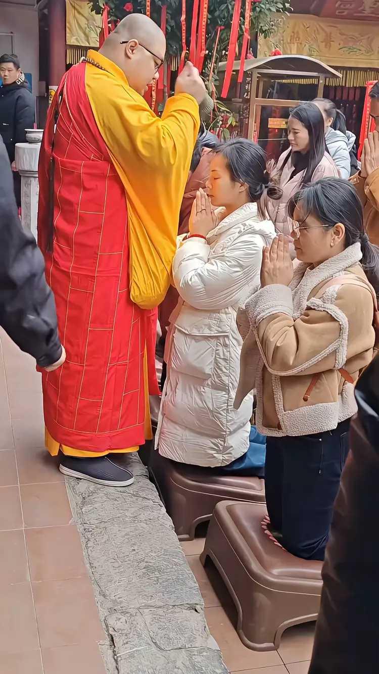 老纳都还得靠信徒供奉，你们求老纳什么呢？