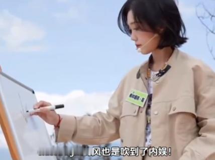 希林娜依高一秒切换成高老师 从甜美互动到严肃教学，希林娜依高的转变太自然了。她的