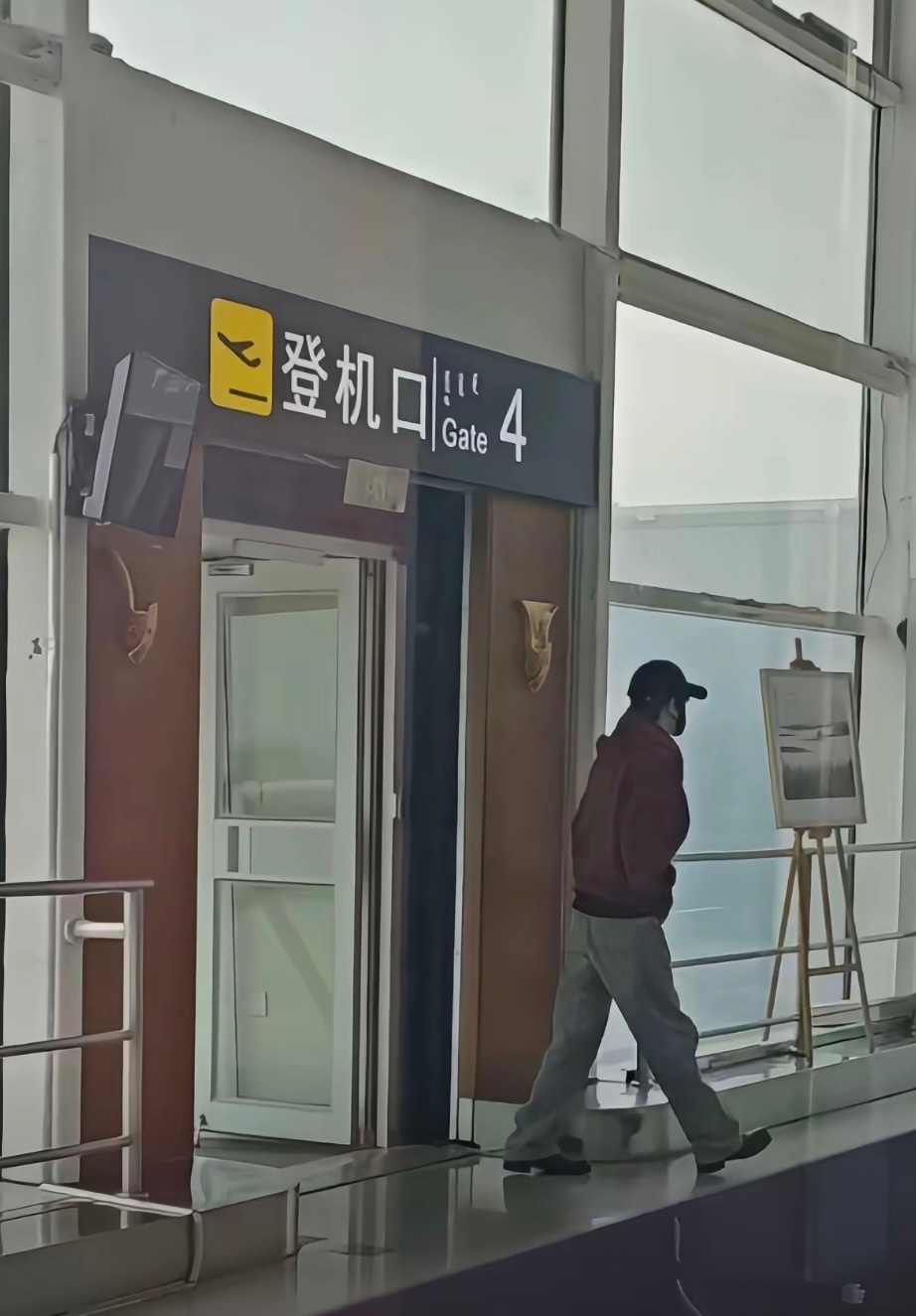 内蒙古机场偶遇易烊千玺易烊千玺夏天穿的好厚 网友在内蒙古机场偶遇了千玺～千玺咋夏