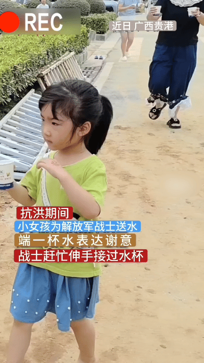 连日洪涝灾害里，抗洪官兵日夜泡在泥水里抢险，满身泥泞、顾不上喝一口水，一幕暖心画