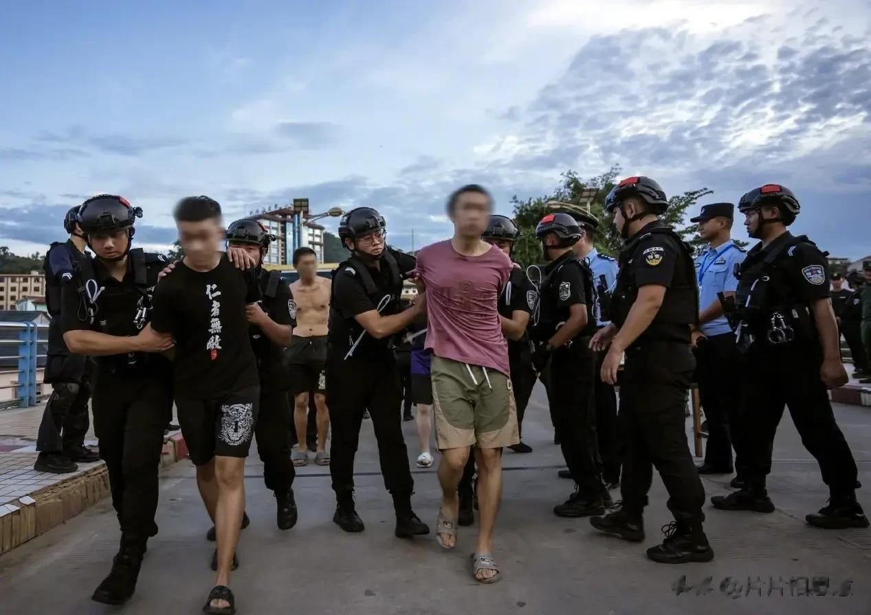 1207名缅北电诈犯罪嫌疑人移交中国!
之前很多人嚷嚷“战狼宗旨：犯我中华者，虽