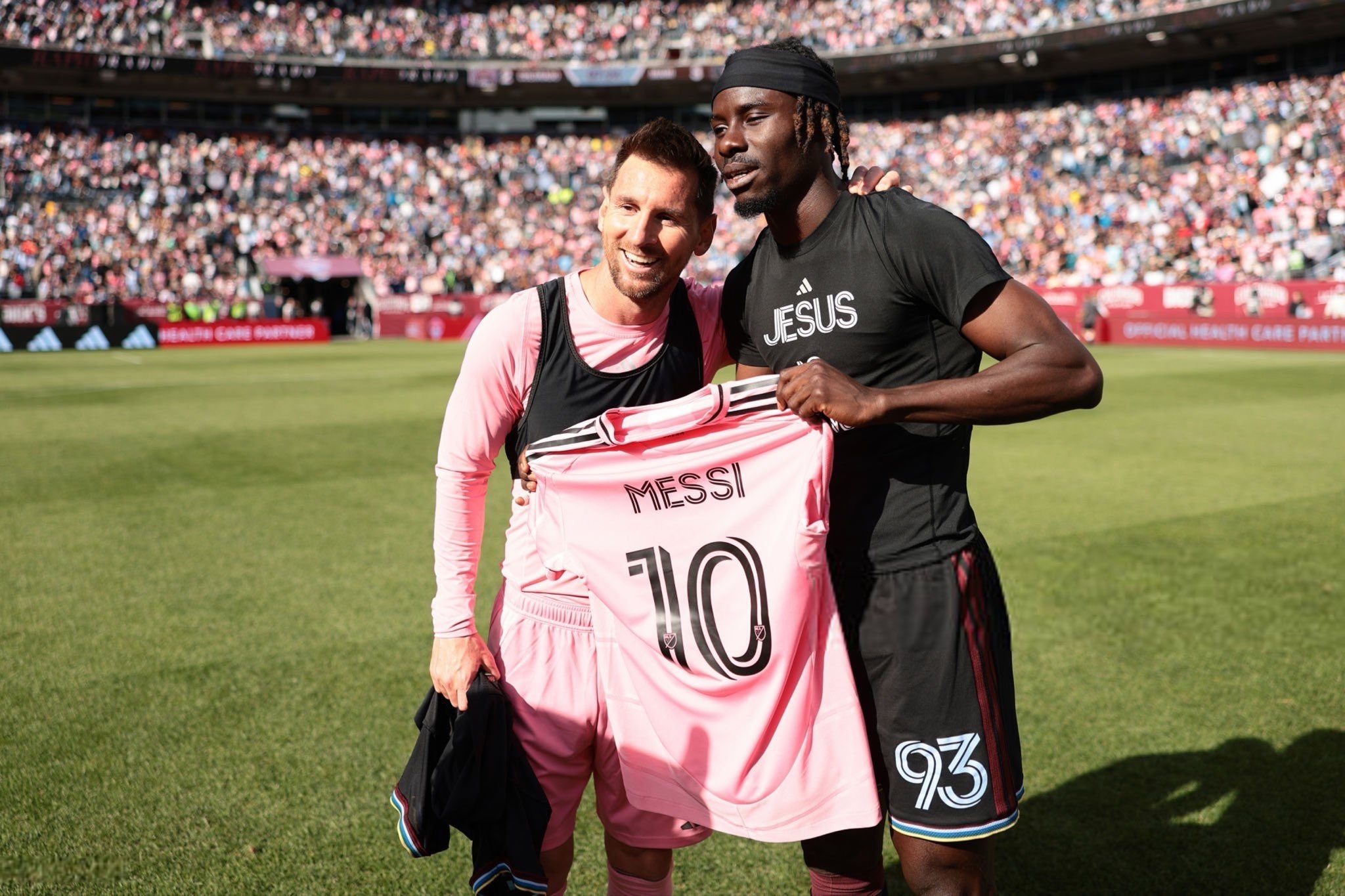 今天和梅西交换球衣的幸运儿是乔治·米农古！羡慕梅西科罗拉多急流2比3迈阿密国际梅