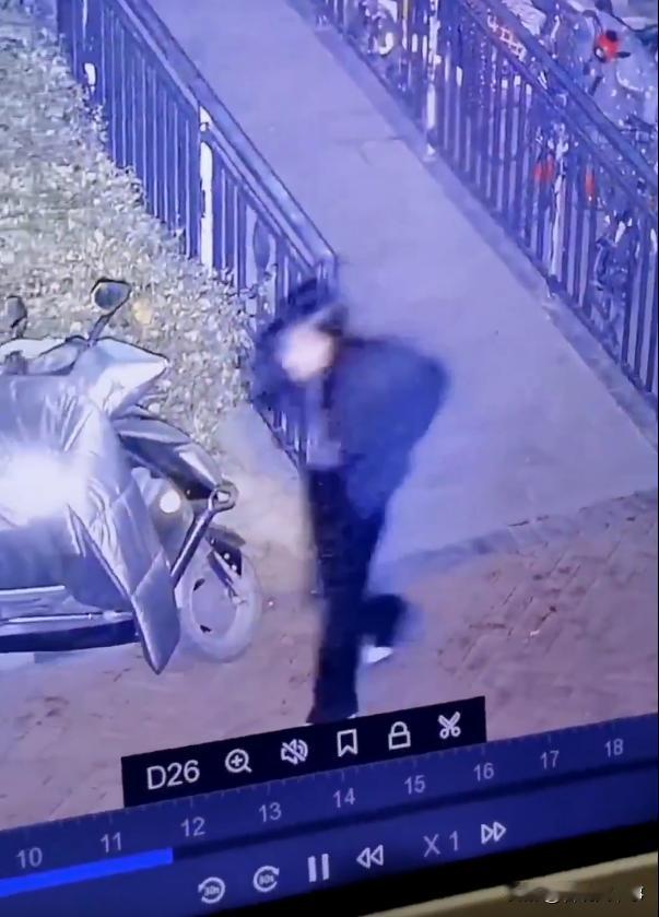 “你们看她就这么擦屁股，哎呀，哎老天嘞，这小小闺女”！湖北，一位大妈准备出门办事