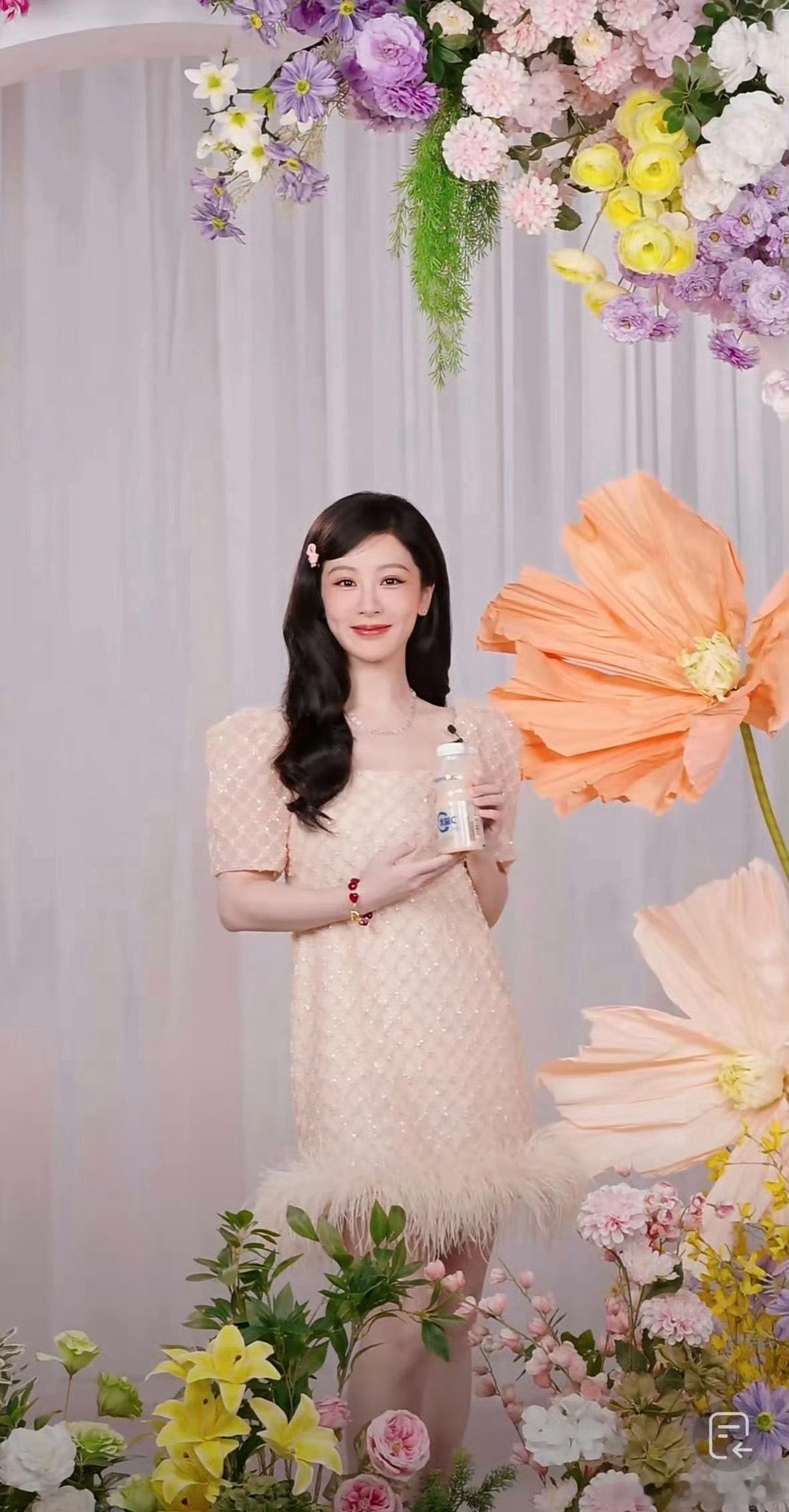 杨紫 这不又来上班了吗好适合抖音直播，毕竟滤镜是顶级的！！！杨紫 这不又来上班了