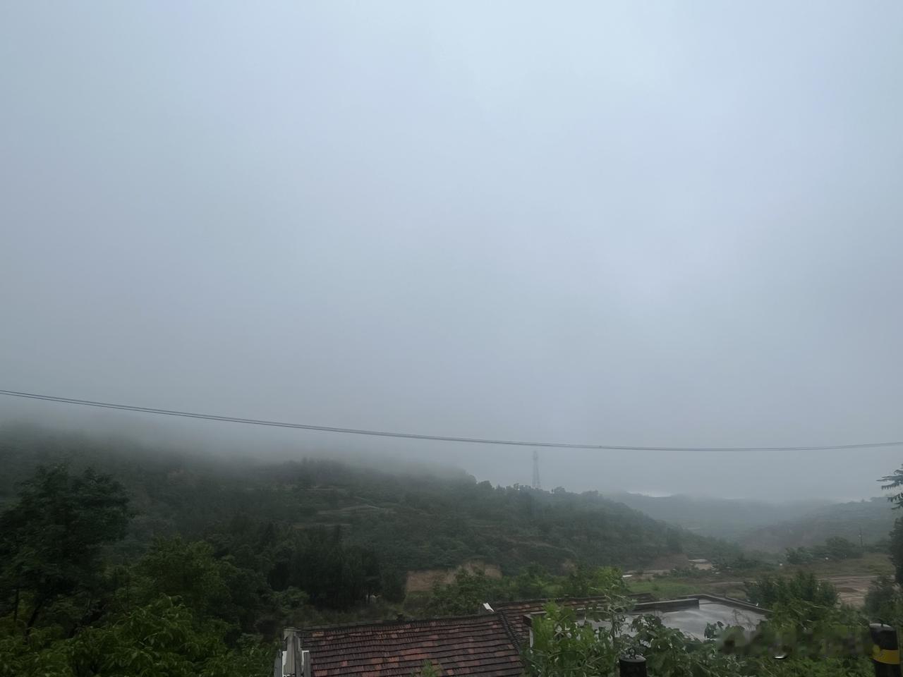 雨后的山村，真的很美。你们有多长时间没有看到这种景象了。
给自己的心灵放一次假吧