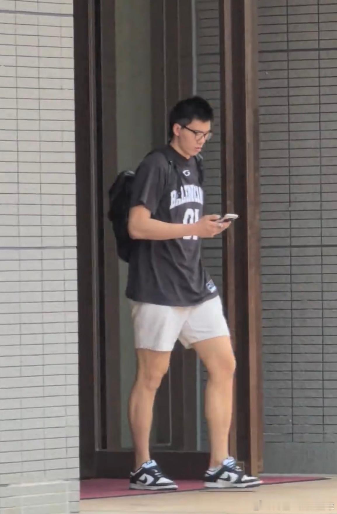 焦泊乔回归广东宏远！不和传闻不攻自破今天有球迷拍到焦泊乔现身广东宏远俱乐部门口，