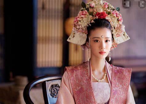 宋仁宗退朝后，神情有些恍惚，径直去找张贵妃。 
 
张贵妃问：今天怎么了？ 
 