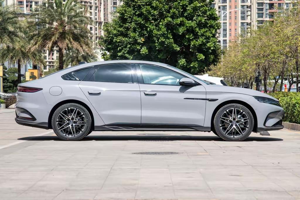 比亚迪汉确实到了要上点硬货的时候了，销量和高峰时期比有落差，现在闪充版马上来了，