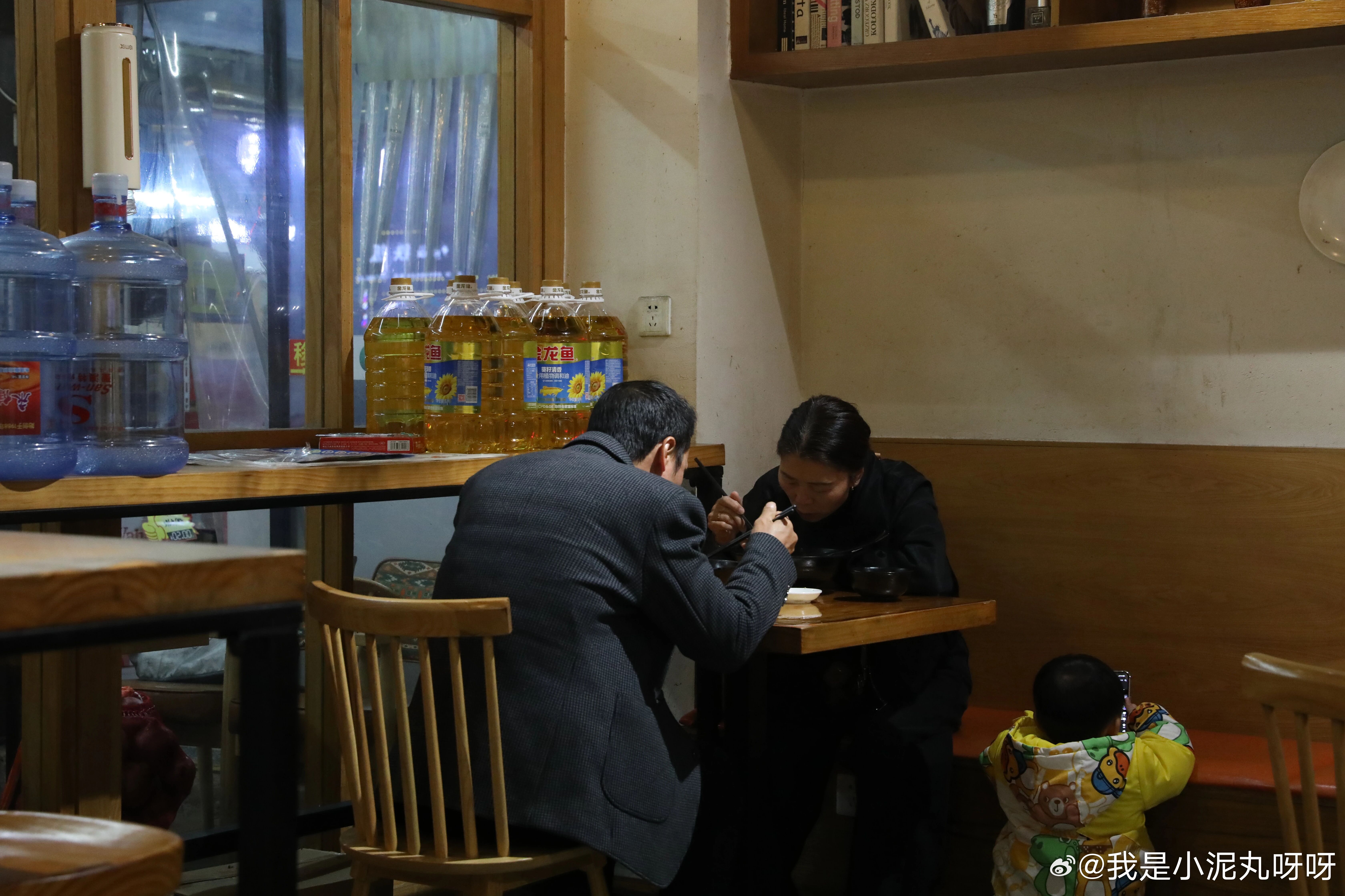 25年厨龄把家传手艺烧进面里把“四大承诺”贴在墙上......从宁波回到莲都的六