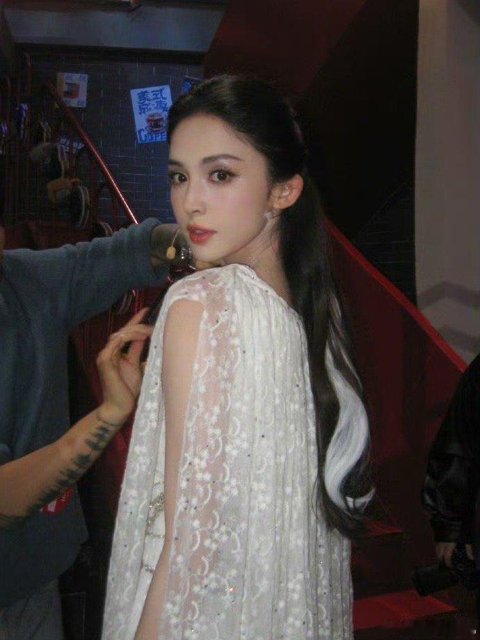 娜扎 cos 小雪太还原了！在你好星期六重现 13 年前经典，白月光归来谁能不心