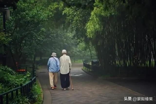 警惕：夜里失眠带来的高风险！去康复中心看同事妈妈，56岁，平时经常体检，各项指标