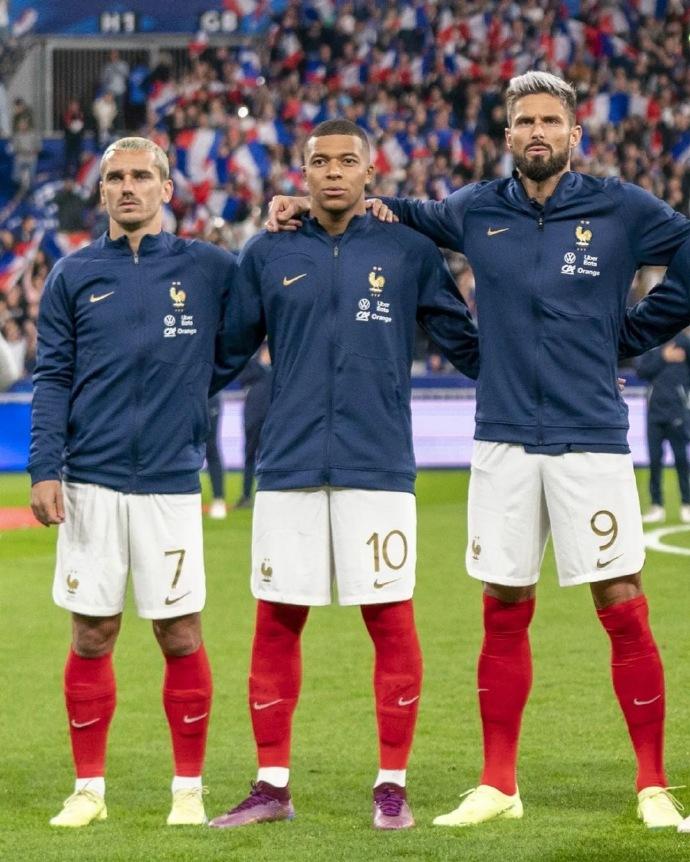 法国队的吉祥三宝？[笑哭]老妖带小妖，合成一张照片，325次出场纪录，141个进