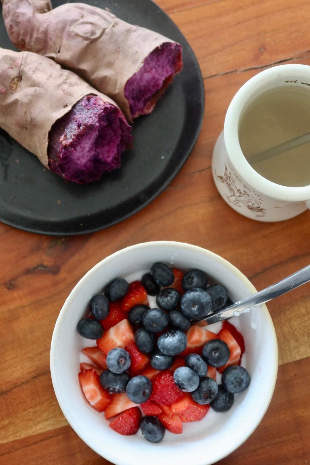 抗炎饮食day63✅好东西也不能使劲吃早餐：蓝莓🫐草莓🍓莓果粉椰子酸奶碗、紫