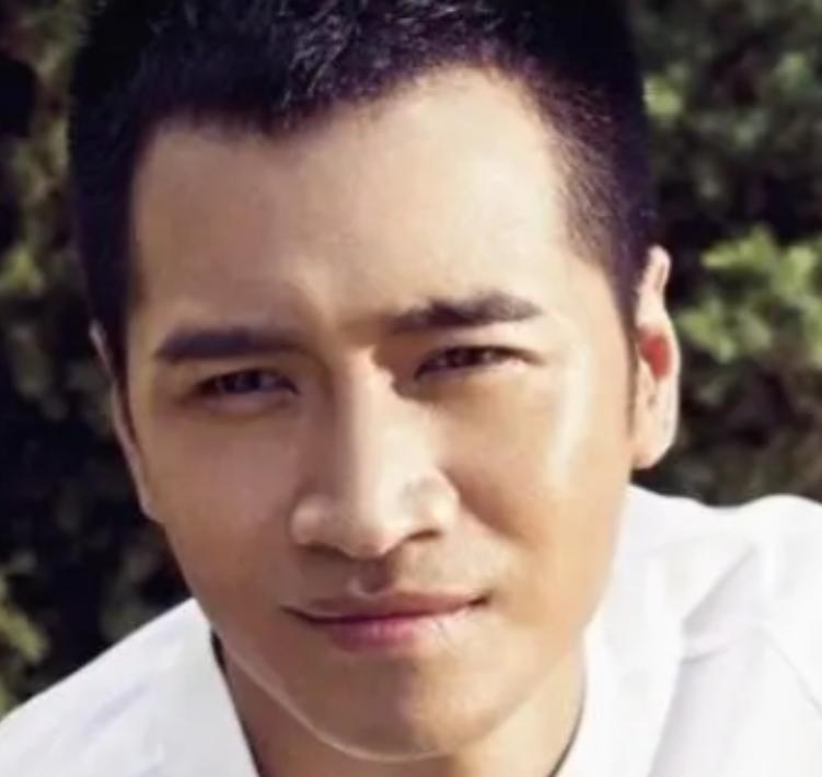 1998年，一个32岁的富婆色迷迷地对22岁的何晟铭说：“跟我去香港，我保证不会