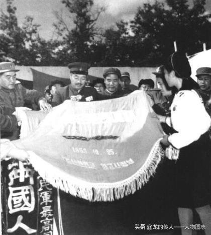 1953年10月，中国人民志愿军参谋长李达(左五)陪同中国人民第三届赴朝慰问团总