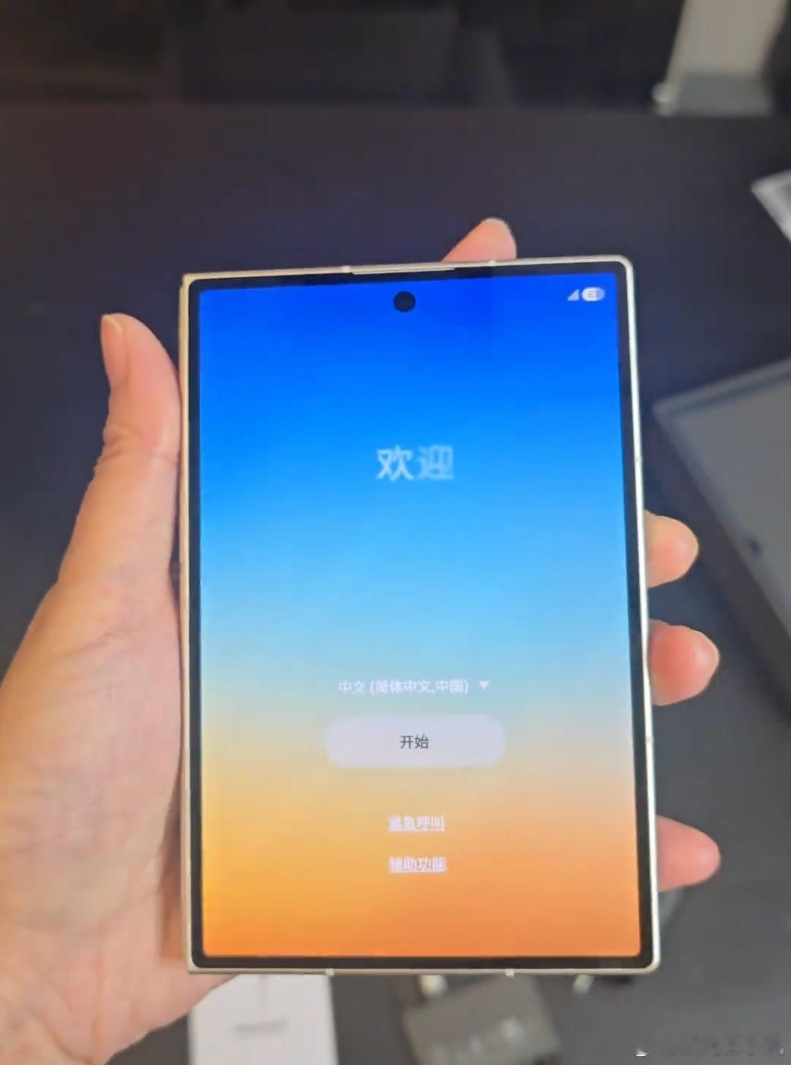 三星阔折叠手机发布三星首款阔折叠，这硬朗的设计还怪好看的