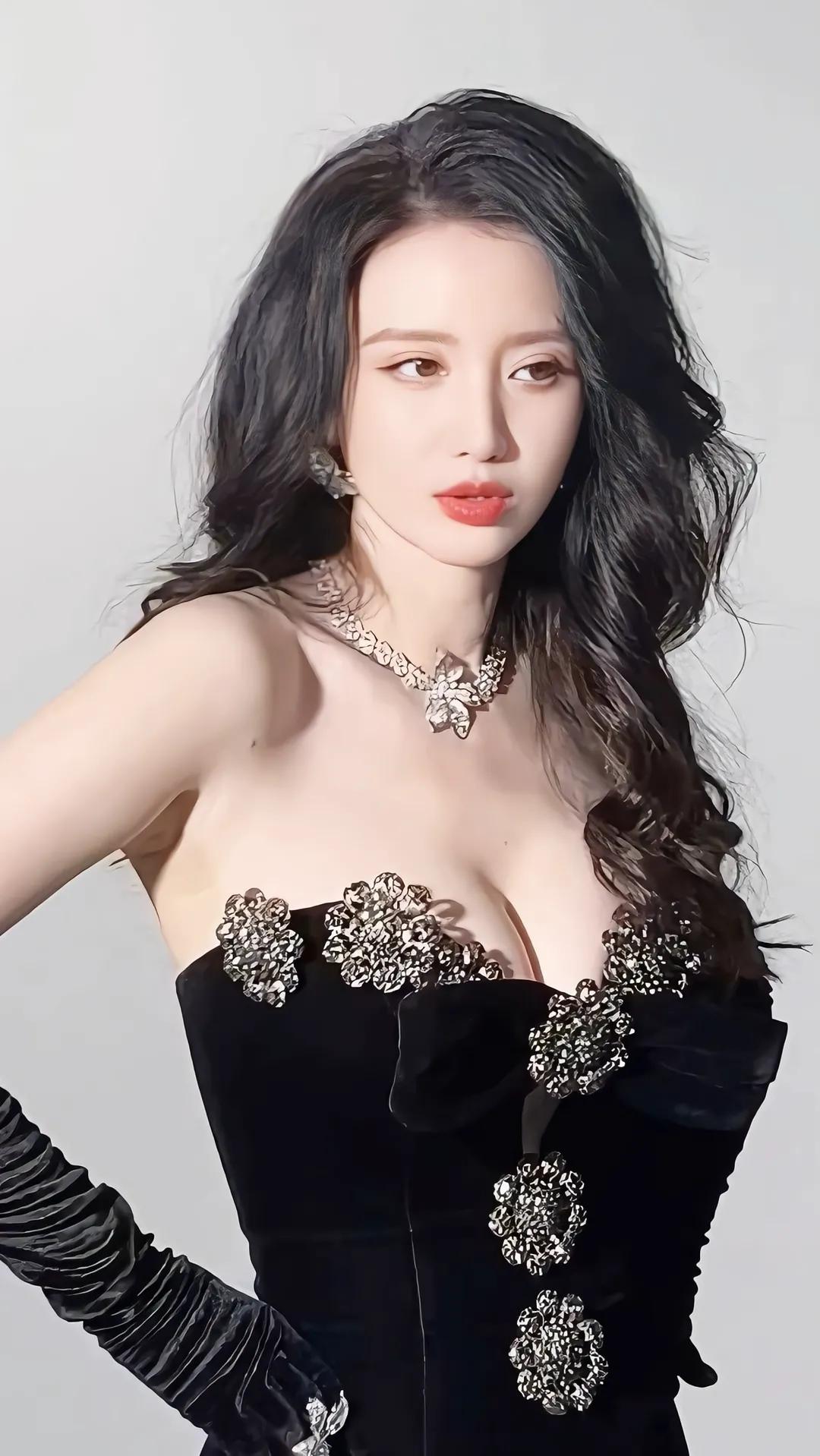 张萌：优雅黑天鹅，闪耀珠宝，红唇诱惑，魅力无边！女人怎么穿才好看啊 你见过最美丽