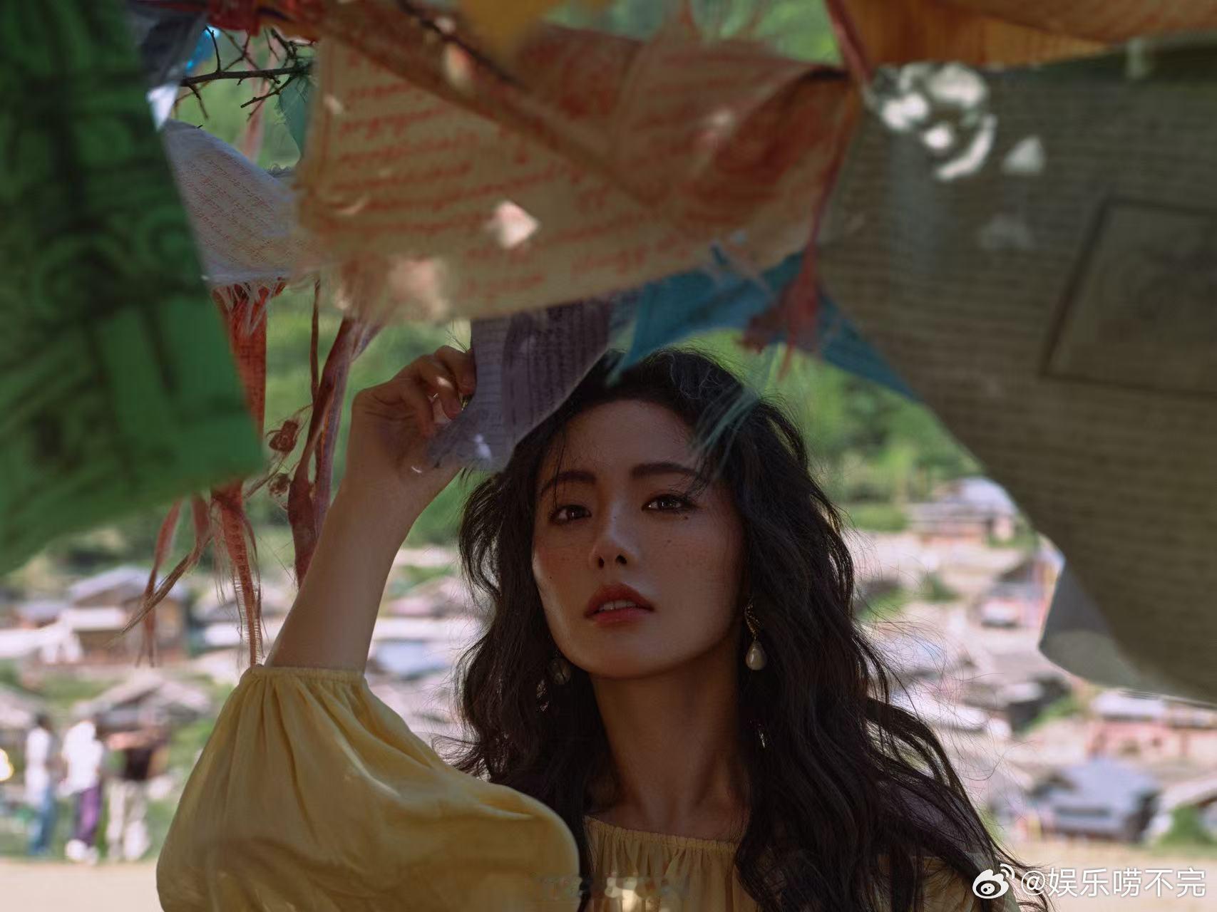 张嘉倪离婚后首封张嘉倪离婚后状态解锁离婚后首封，孚世杂志九月刊取景四川九寨沟，置