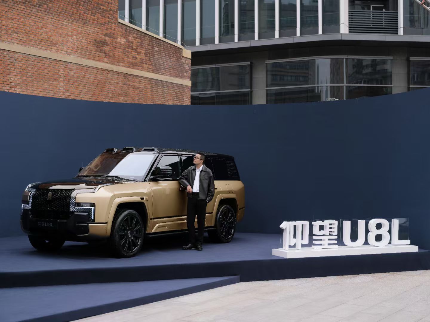 仰望U8L × 上城士非遗巡游展星光聚首，仰望东方匠承古今，鼎新而行 